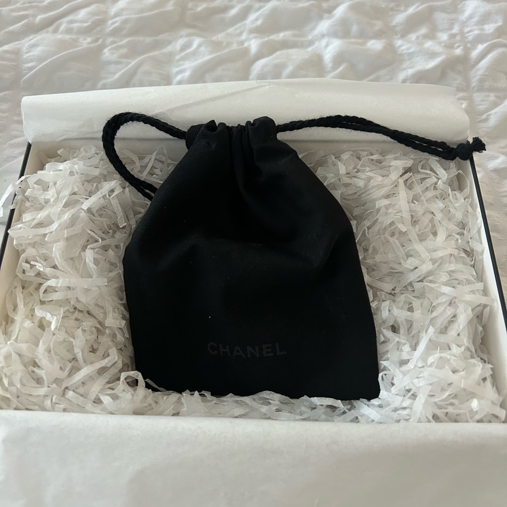 CHANEL Gift Box and Dust Bag White with Black Trim - Picture 3 of 3